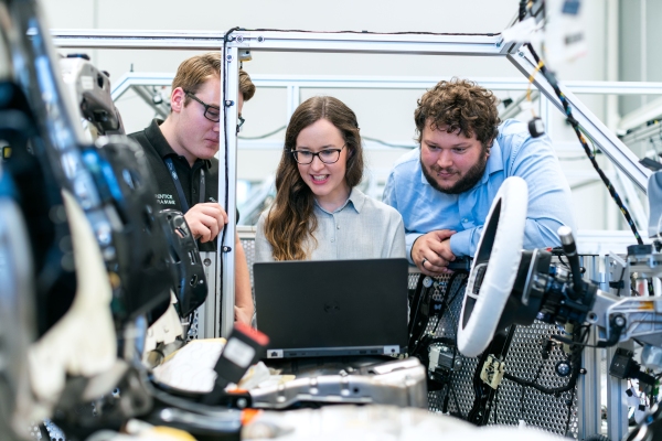 Ingenieurteam bei der Arbeit in der Entwicklung