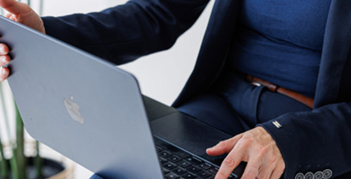 Éva Löwe bei der Arbeit am Laptop