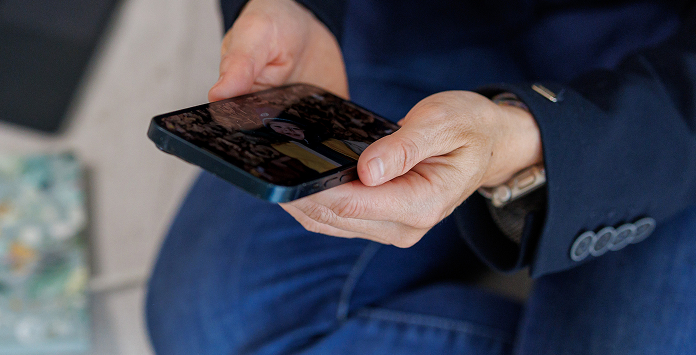 Éva Löwe mit Smartphone